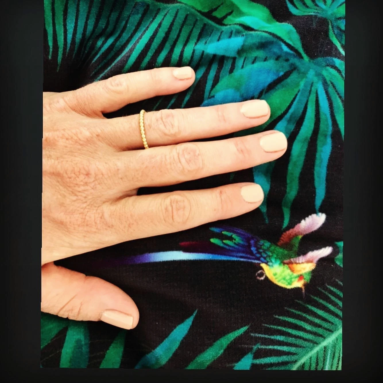 Manicure met natuurlijke nagellak op groene print