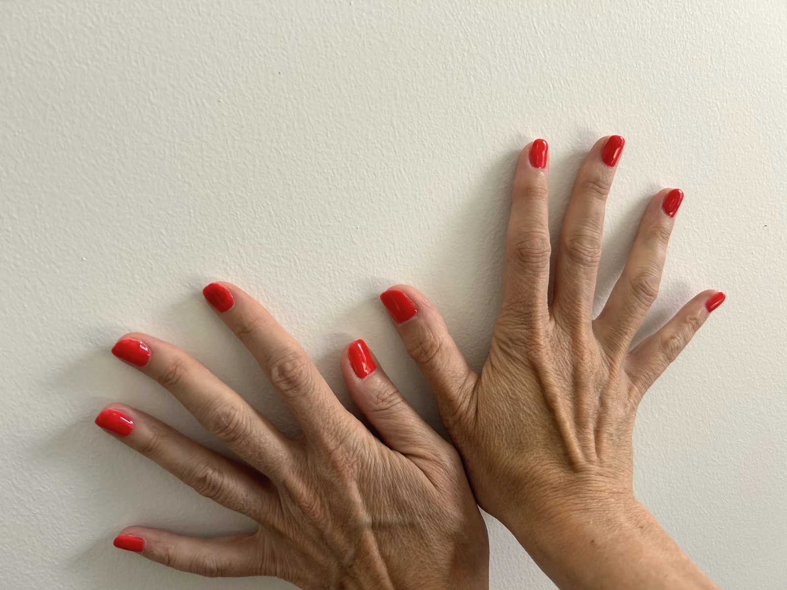 Manicure met helderrode nagellak