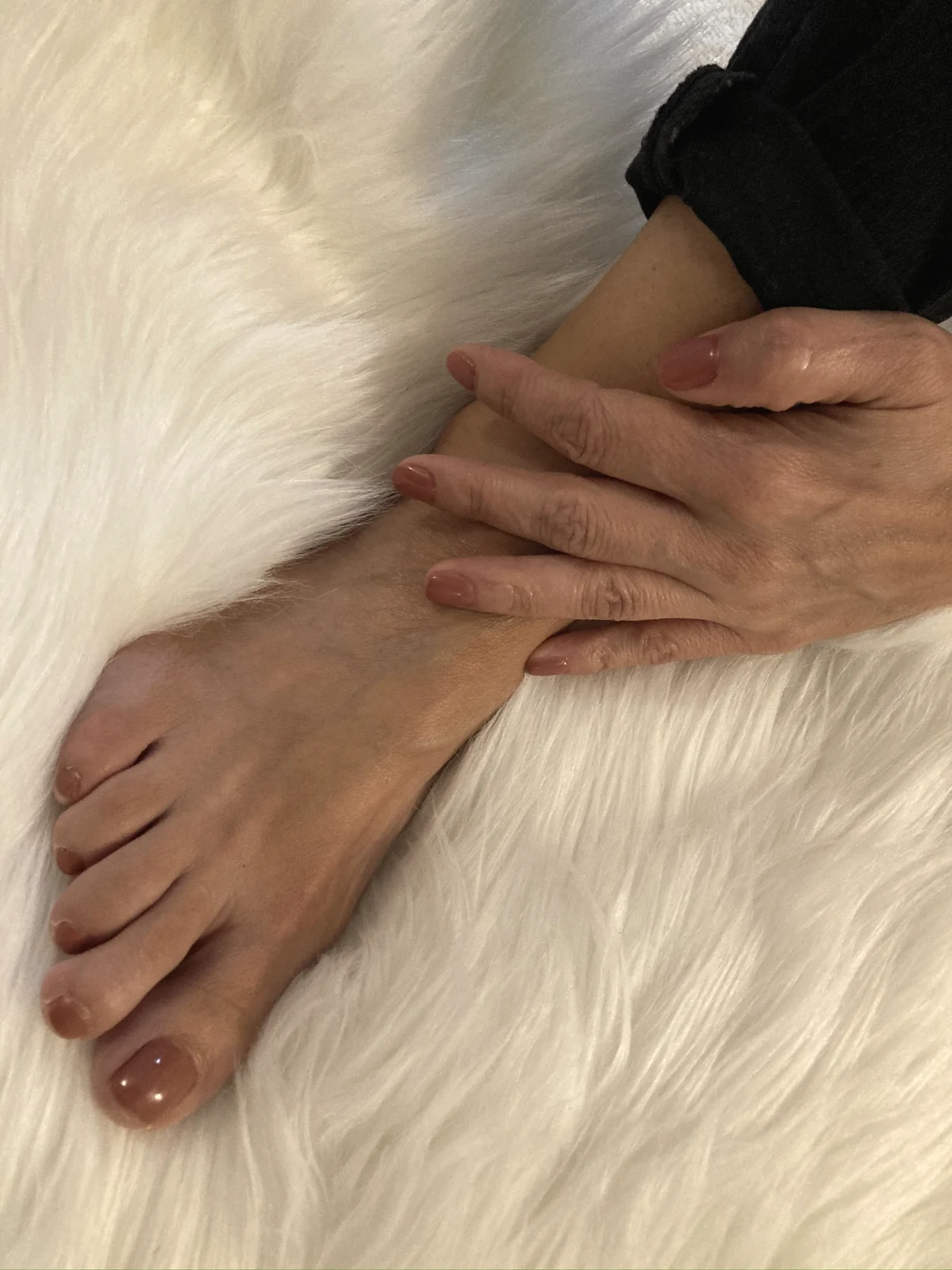 Verzorgde handen en voeten met natuurlijke nagellak