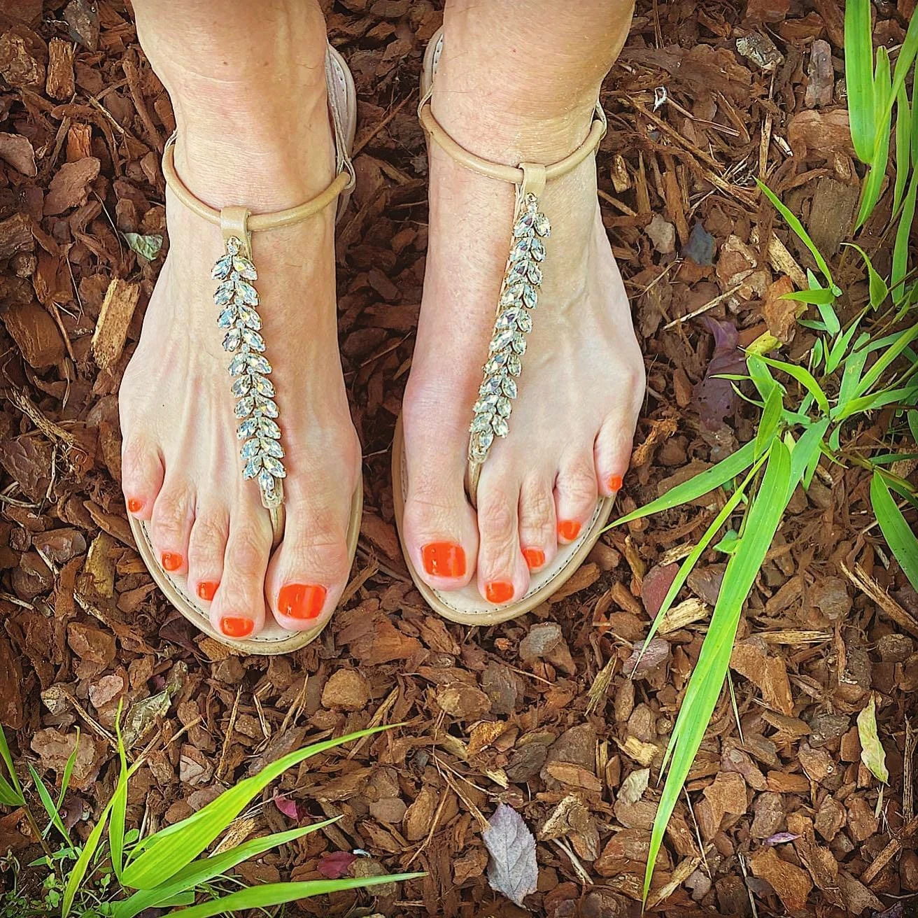 Pedicure met oranje nagellak