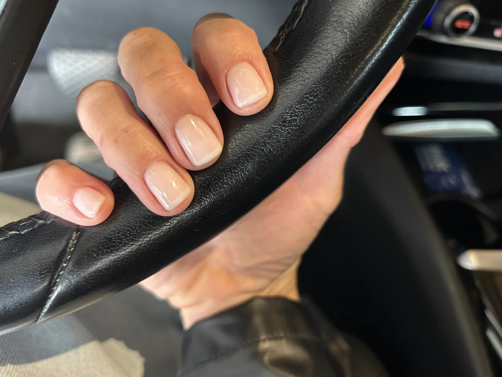 Natuurlijke manicure met glanzende afwerking