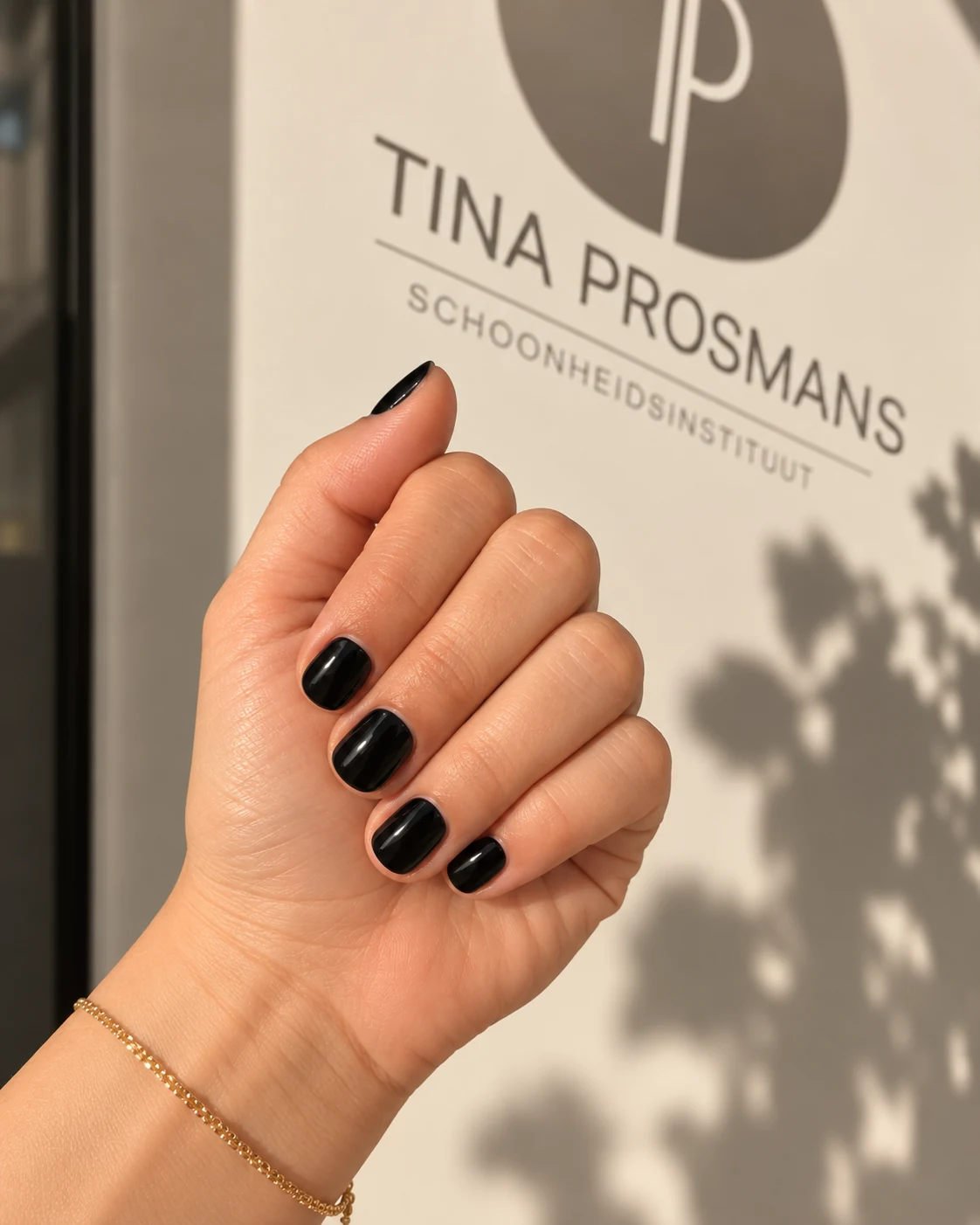 Manicure met glanzende zwarte nagellak