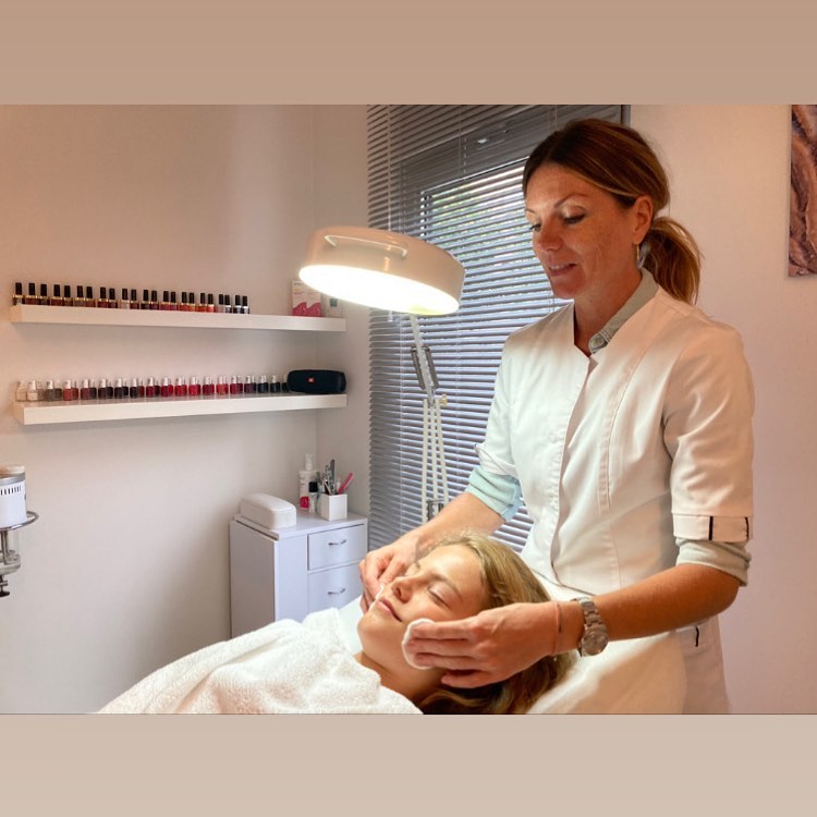 Tina Prosman geeft een gelaatsverzorging in haar salon