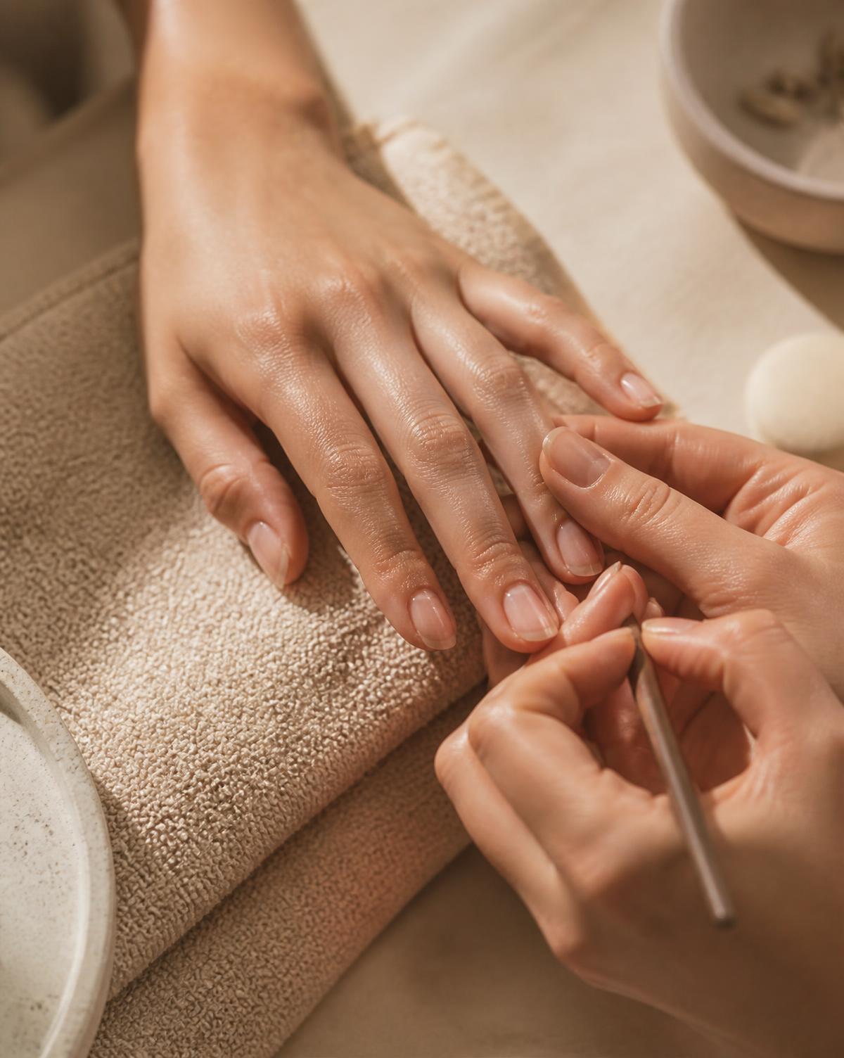 Manicure behandeling met verzorgde natuurlijke nagels